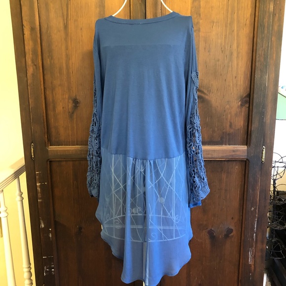 A. Moon Crochet Sleeve High-Low Blouse Blue Size Medium - Picture 3 of 8